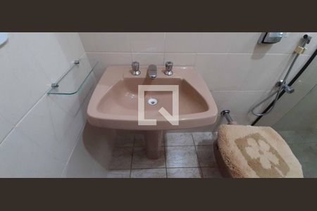 Casa para alugar com 380m², 4 quartos e 4 vagas Casa para alugar com 380m², 4 quartos e 4 vagasBanheiro Social