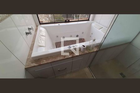 Casa para alugar com 380m², 4 quartos e 4 vagas Casa para alugar com 380m², 4 quartos e 4 vagasBanheiro da Suíte 1