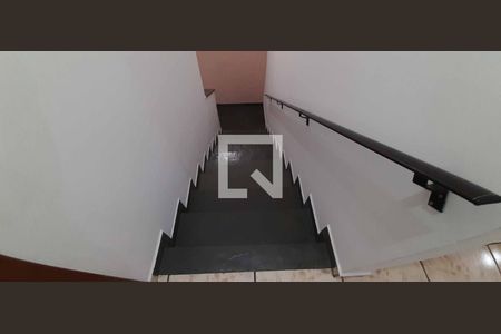 Casa para alugar com 380m², 4 quartos e 4 vagas Casa para alugar com 380m², 4 quartos e 4 vagasEscada