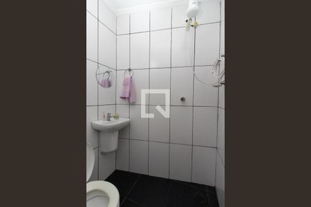 Casa à venda com 106m², 2 quartos e 2 vagas Casa à venda com 106m², 2 quartos e 2 vagasBanheiro da Edícula