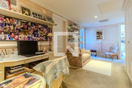 Apartamento à venda com 320m², 4 quartos e 4 vagasEscritório