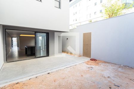Casa à venda com 225m², 3 quartos e 4 vagas Casa à venda com 225m², 3 quartos e 4 vagasÁrea Privativa no 1° Pavimento