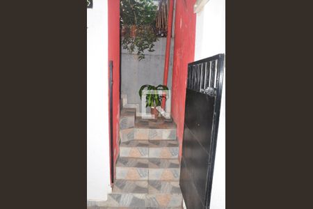 Casa à venda com 181m², 4 quartos e 2 vagasEscada Casa 02