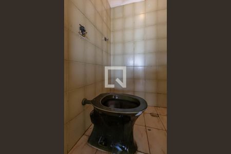 Casa à venda com 450m², 2 quartos e 4 vagas Casa à venda com 450m², 2 quartos e 4 vagasBanheiro de Serviço