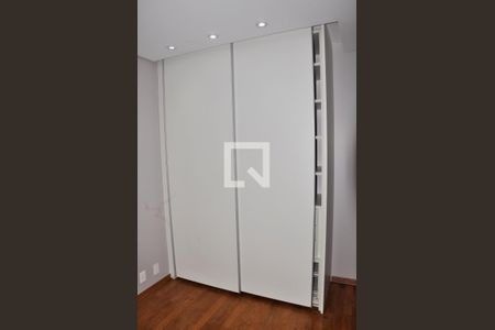 Apartamento à venda com 142m², 3 quartos e 3 vagas Apartamento à venda com 142m², 3 quartos e 3 vagasDetalhe - Quarto 03 com Suíte