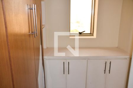 Apartamento à venda com 180m², 5 quartos e 2 vagas Apartamento à venda com 180m², 5 quartos e 2 vagasCloset