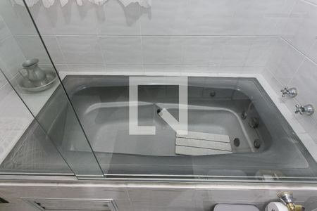 Casa à venda com 250m², 4 quartos e 2 vagasBanheiro da Suíte 1 - Banheira