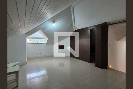 Casa de condomínio à venda com 170m², 4 quartos e 2 vagas Casa de condomínio à venda com 170m², 4 quartos e 2 vagasSótão
