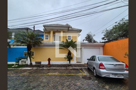Casa de condomínio à venda com 170m², 4 quartos e 2 vagas Casa de condomínio à venda com 170m², 4 quartos e 2 vagasFachada