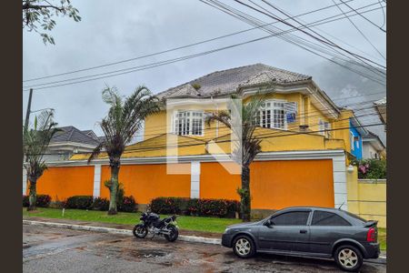 Casa de condomínio à venda com 170m², 4 quartos e 2 vagas Casa de condomínio à venda com 170m², 4 quartos e 2 vagasFachada