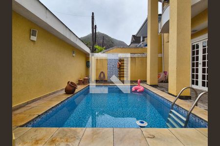 Casa de condomínio à venda com 170m², 4 quartos e 2 vagas Casa de condomínio à venda com 170m², 4 quartos e 2 vagasÁrea externa
