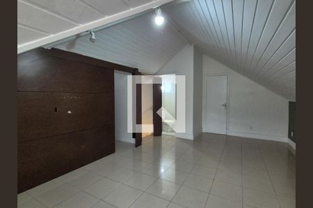 Casa de condomínio à venda com 170m², 4 quartos e 2 vagas Casa de condomínio à venda com 170m², 4 quartos e 2 vagasSótão