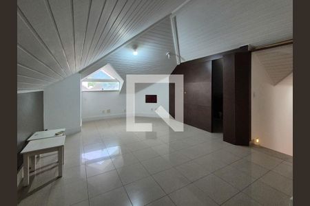 Casa de condomínio à venda com 170m², 4 quartos e 2 vagas Casa de condomínio à venda com 170m², 4 quartos e 2 vagasSótão