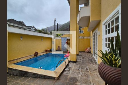 Casa de condomínio à venda com 170m², 4 quartos e 2 vagas Casa de condomínio à venda com 170m², 4 quartos e 2 vagasÁrea externa