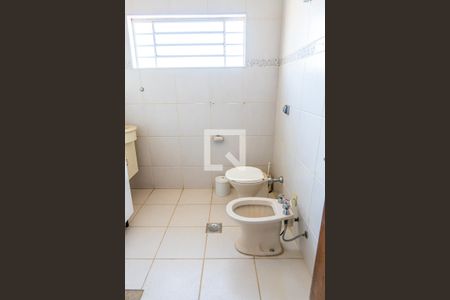 Casa à venda com 286m², 4 quartos e 4 vagasBanheiro