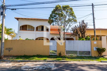 Casa à venda com 286m², 4 quartos e 4 vagasFachada