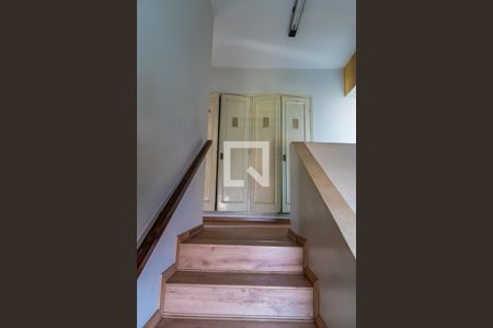 Casa à venda com 286m², 4 quartos e 4 vagasEscada