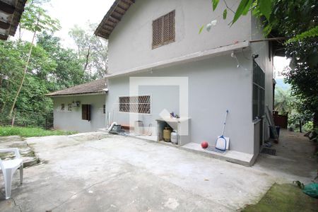 Casa à venda com 1400m², 3 quartos e 6 vagasFundos