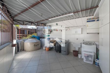 Casa à venda com 280m², 4 quartos e 3 vagasLavanderia