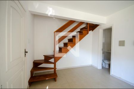 Casa de condomínio à venda com 120m², 3 quartos e 2 vagas Casa de condomínio à venda com 120m², 3 quartos e 2 vagasEscada