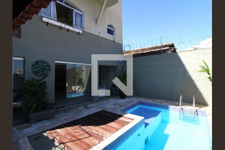 Casa à venda com 318m², 4 quartos e 4 vagasQuintal / Piscina / Churrasqueira