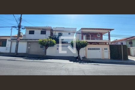 Casa à venda com 247m², 3 quartos e 7 vagasFachada