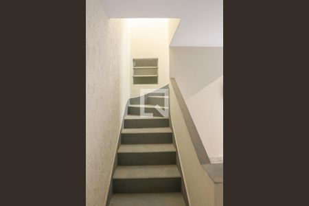 Casa à venda com 449m², 4 quartos e 5 vagas Casa à venda com 449m², 4 quartos e 5 vagasEscada