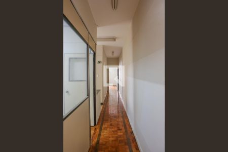 Casa à venda com 449m², 4 quartos e 5 vagas Casa à venda com 449m², 4 quartos e 5 vagasCorredor