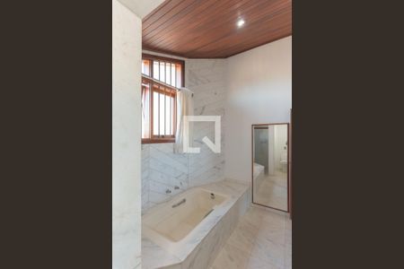 Casa à venda com 600m², 4 quartos e 4 vagasBanheiro da Suíte 1