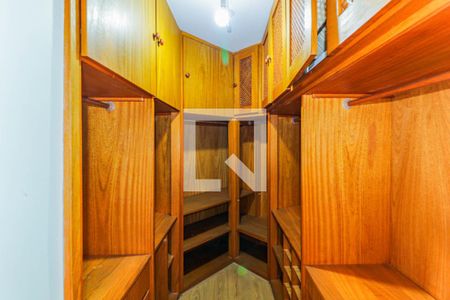 Apartamento à venda com 197m², 4 quartos e 3 vagas Apartamento à venda com 197m², 4 quartos e 3 vagasCloset Suíte 2