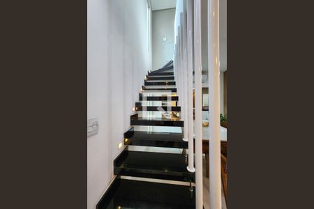 Casa à venda com 150m², 3 quartos e sem vaga Casa à venda com 150m², 3 quartos e sem vagaEscada