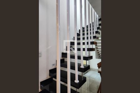 Casa à venda com 150m², 3 quartos e sem vaga Casa à venda com 150m², 3 quartos e sem vagaEscada