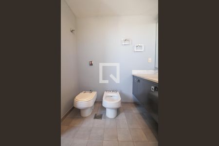 Apartamento à venda com 388m², 4 quartos e 4 vagas Apartamento à venda com 388m², 4 quartos e 4 vagasQuarto 02 Banheiro