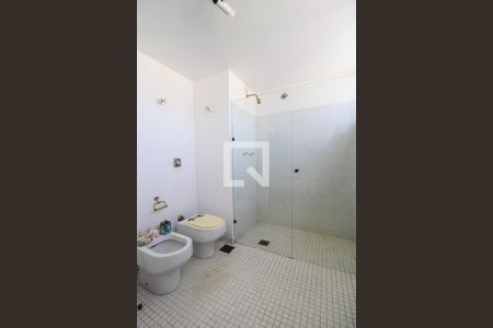 Apartamento à venda com 388m², 4 quartos e 4 vagas Apartamento à venda com 388m², 4 quartos e 4 vagasQuarto 01 Banheiro