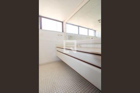 Apartamento à venda com 388m², 4 quartos e 4 vagas Apartamento à venda com 388m², 4 quartos e 4 vagasQuarto 01 Banheiro