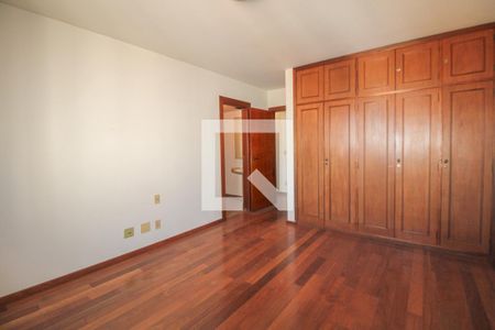 Apartamento à venda com 388m², 4 quartos e 4 vagas Apartamento à venda com 388m², 4 quartos e 4 vagasQuarto 03