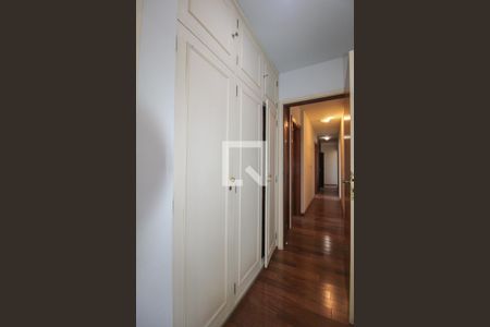 Apartamento à venda com 388m², 4 quartos e 4 vagas Apartamento à venda com 388m², 4 quartos e 4 vagasQuarto 04