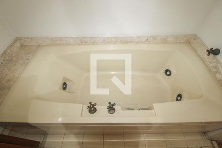 Apartamento à venda com 388m², 4 quartos e 4 vagas Apartamento à venda com 388m², 4 quartos e 4 vagasQuarto 04