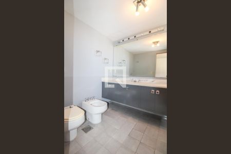 Apartamento à venda com 388m², 4 quartos e 4 vagas Apartamento à venda com 388m², 4 quartos e 4 vagasQuarto 02 Banheiro