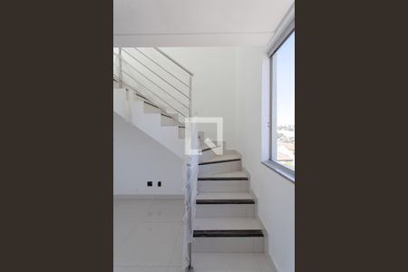 Apartamento à venda com 87m², 2 quartos e 1 vaga Apartamento à venda com 87m², 2 quartos e 1 vagaEscada