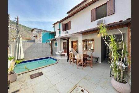 Casa de condomínio à venda com 182m², 4 quartos e 3 vagas Casa de condomínio à venda com 182m², 4 quartos e 3 vagasÁrea externa