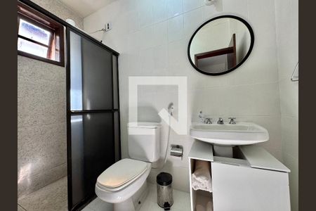 Casa de condomínio à venda com 182m², 4 quartos e 3 vagas Casa de condomínio à venda com 182m², 4 quartos e 3 vagasBanheiro Social