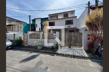 Casa de condomínio à venda com 182m², 4 quartos e 3 vagas Casa de condomínio à venda com 182m², 4 quartos e 3 vagasFachada