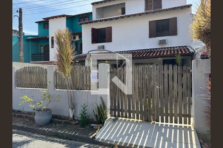 Casa de condomínio à venda com 182m², 4 quartos e 3 vagas Casa de condomínio à venda com 182m², 4 quartos e 3 vagasFachada