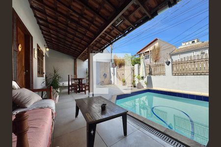 Casa de condomínio à venda com 182m², 4 quartos e 3 vagas Casa de condomínio à venda com 182m², 4 quartos e 3 vagasÁrea externa