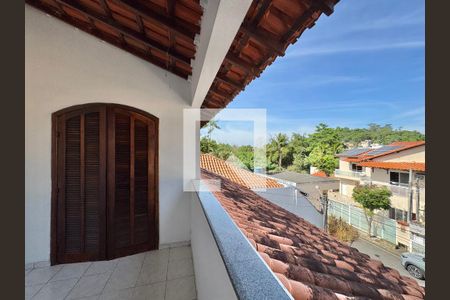 Casa de condomínio à venda com 182m², 4 quartos e 3 vagas Casa de condomínio à venda com 182m², 4 quartos e 3 vagasTerraço