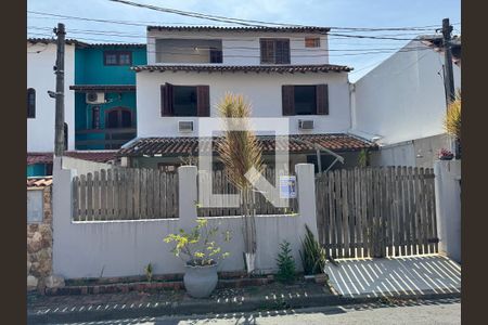 Casa de condomínio à venda com 182m², 4 quartos e 3 vagas Casa de condomínio à venda com 182m², 4 quartos e 3 vagasPlaquinha Quinto Andar