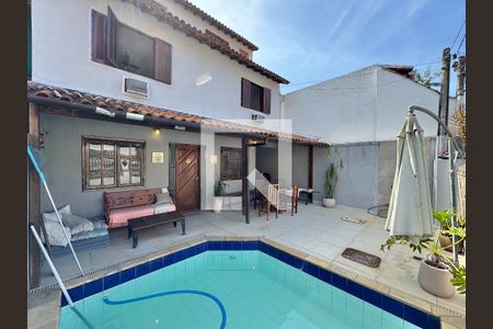 Casa de condomínio à venda com 182m², 4 quartos e 3 vagas Casa de condomínio à venda com 182m², 4 quartos e 3 vagasÁrea externa