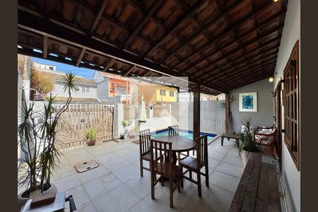 Casa de condomínio à venda com 182m², 4 quartos e 3 vagas Casa de condomínio à venda com 182m², 4 quartos e 3 vagasÁrea externa