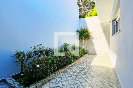 Casa à venda com 195m², 3 quartos e 3 vagas Casa à venda com 195m², 3 quartos e 3 vagasÁrea externa